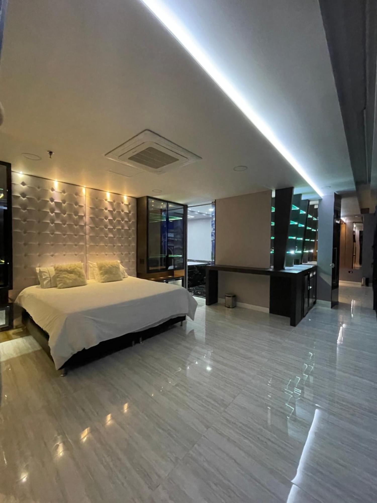 1Million Luxury Suites Medellín Exteriér fotografie